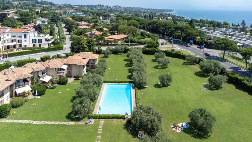 Property building, Nearby landmark, Day, Neighbourhood, Bird's eye view, City view, Lake view, Pool view, Street view, Swimming pool