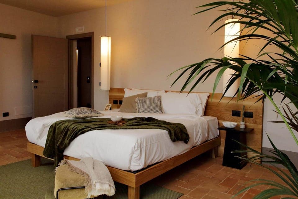 Photo of the whole room, Bedroom, towels