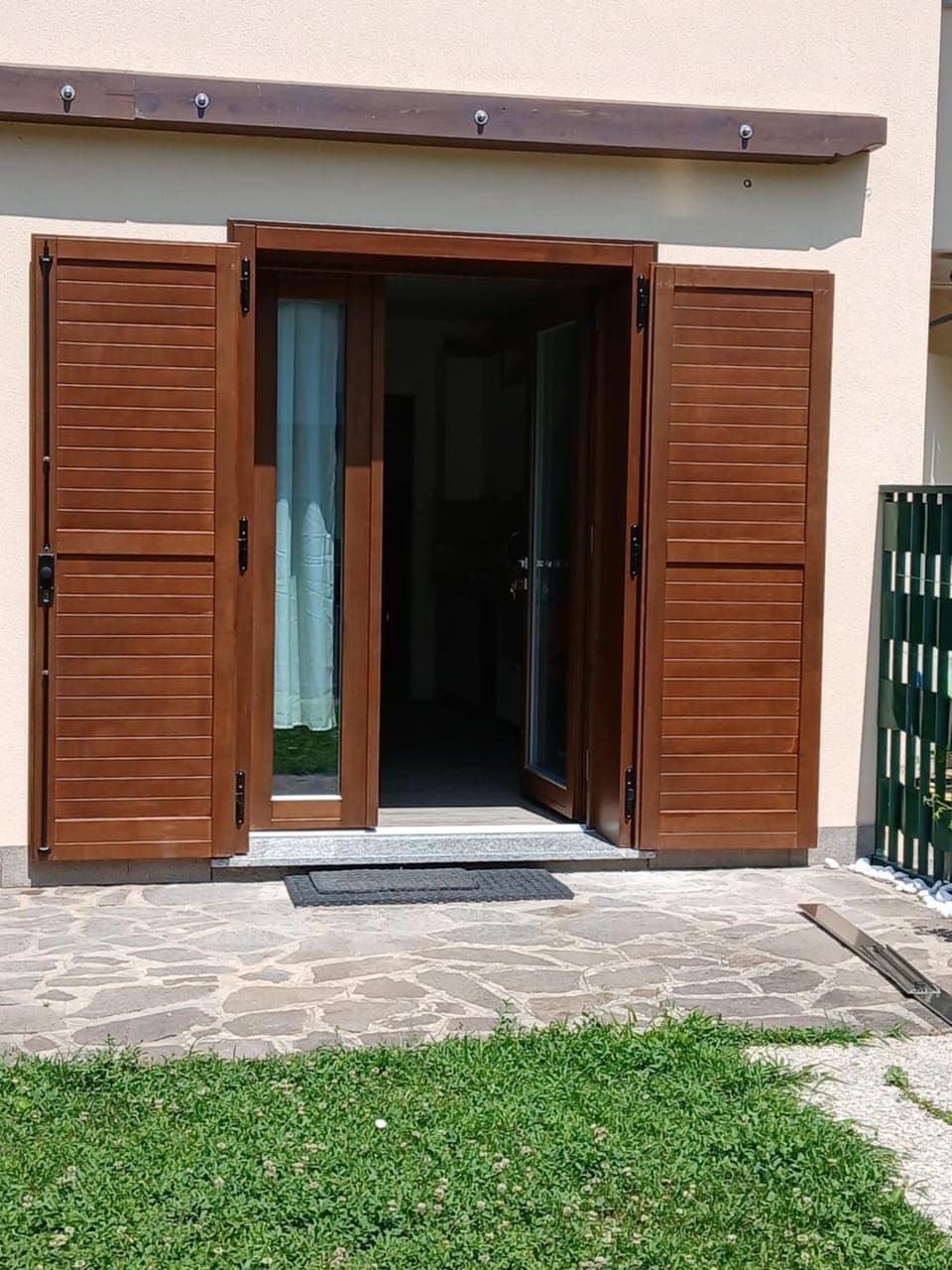 Property building, Facade/entrance, Day