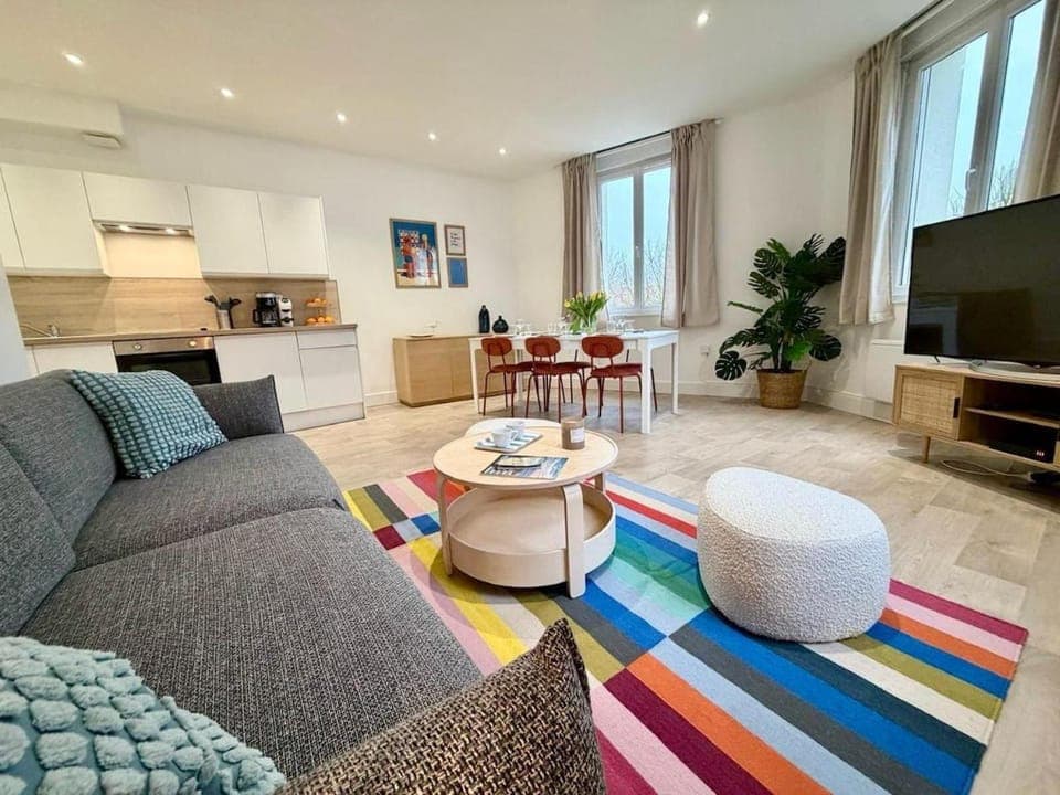 TV and multimedia, Kitchen or kitchenette, Living room, Dining area