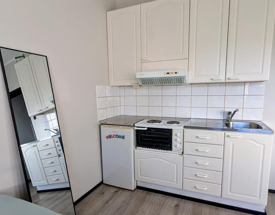 Kitchen or kitchenette, oven, stove