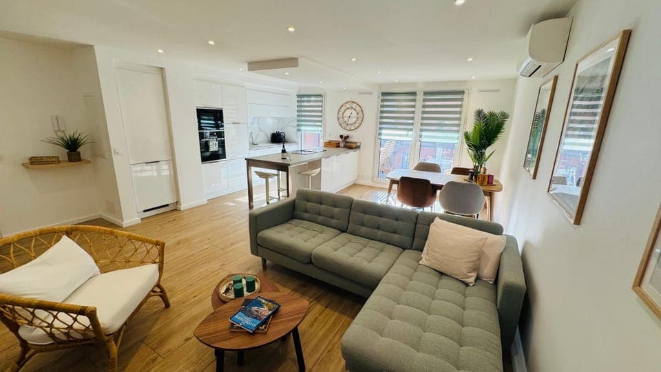 TV and multimedia, Kitchen or kitchenette, Living room, Seating area, Dining area, air conditioner