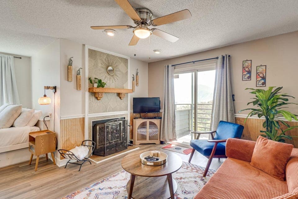 2 Mi to Ober Mountain: Mtn-View Studio w/ Balcony Apartment in Gatlinburg