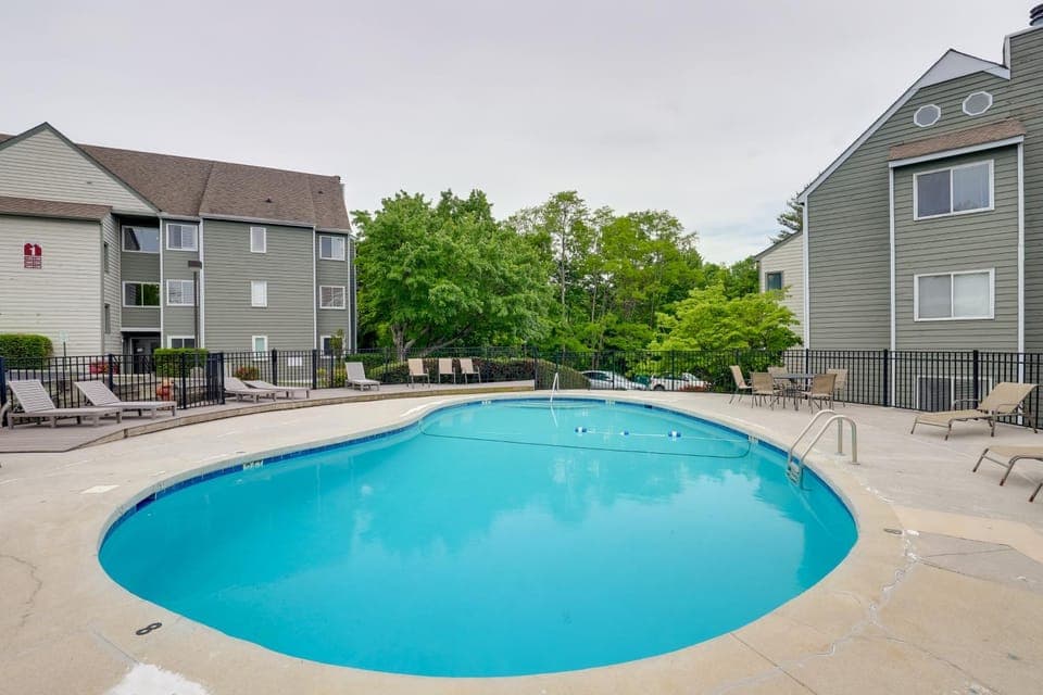 2 Mi to Ober Mountain: Mtn-View Studio w/ Balcony Apartment in Gatlinburg