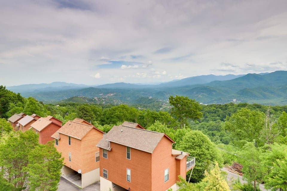 Smokies Condo 3 Mi to Nat'l Park + Hot Tub Access House in Gatlinburg