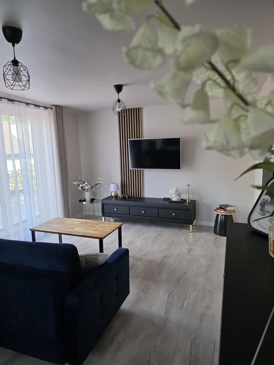 TV and multimedia, Living room, Seating area, Evening entertainment