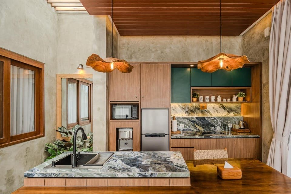 Kitchen or kitchenette, minibar, oven