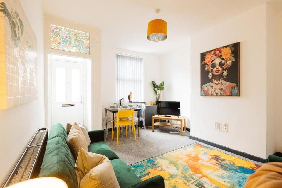 Communal lounge/ TV room, Bed, TV and multimedia, Living room, Seating area, Evening entertainment, Bedroom