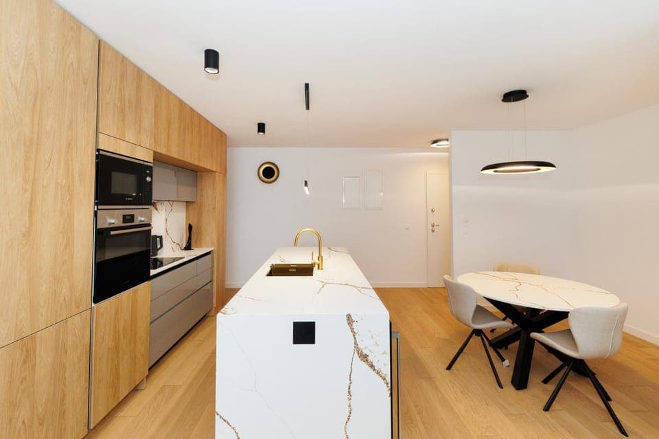 Kitchen or kitchenette, oven