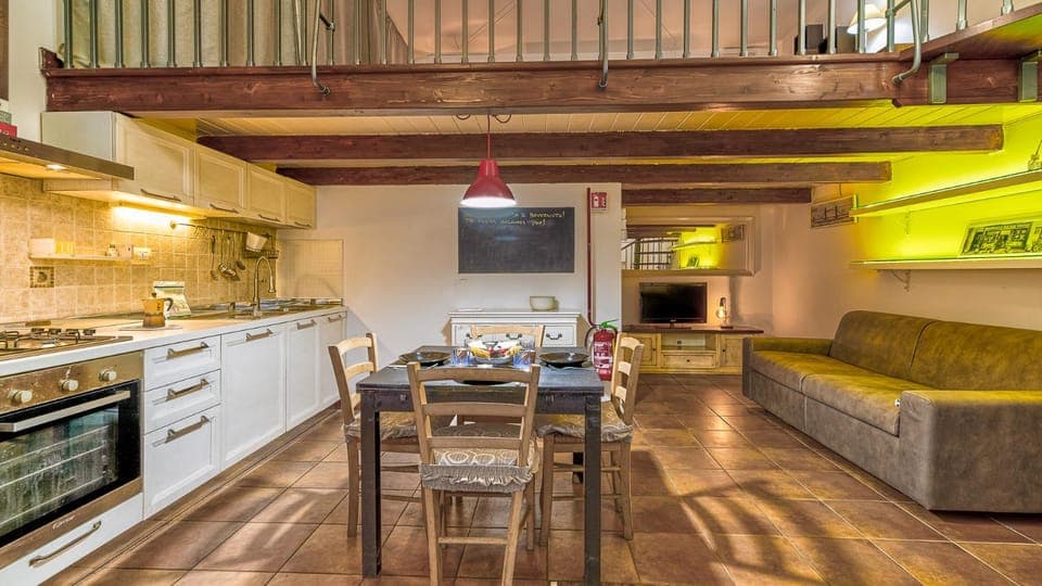 Kitchen or kitchenette, Dining area