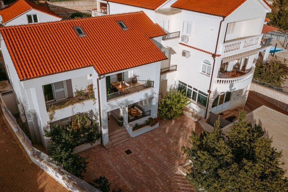 Property building, Day, Neighbourhood, Garden, Garden view, Street view