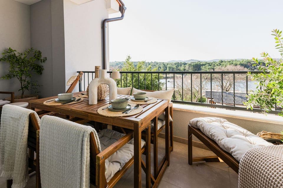 Day, View (from property/room), Balcony/Terrace, Seating area, Dining area, Quiet street view