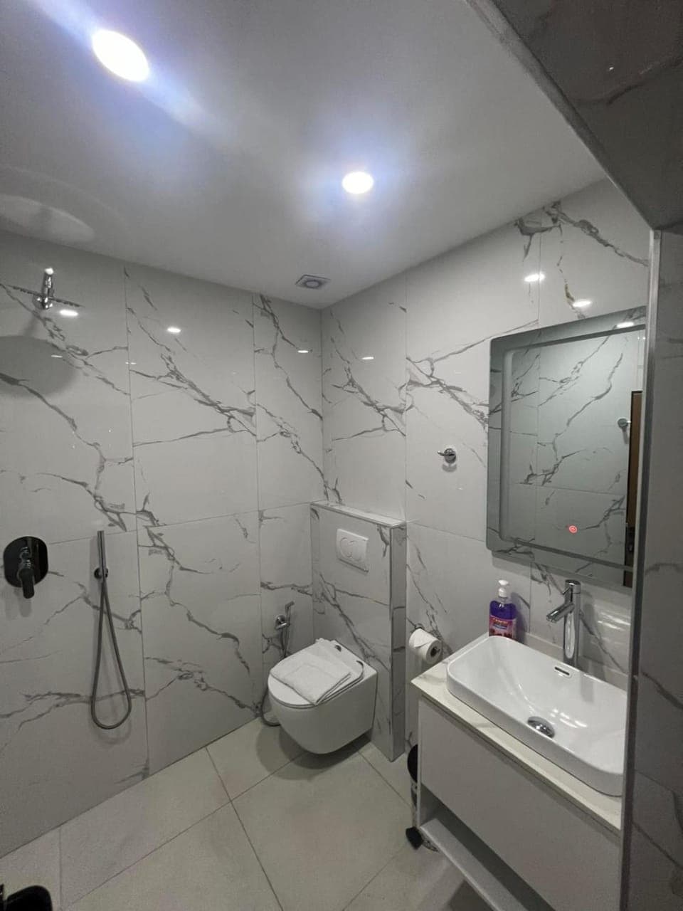 Shower, Toilet, Bathroom, towels