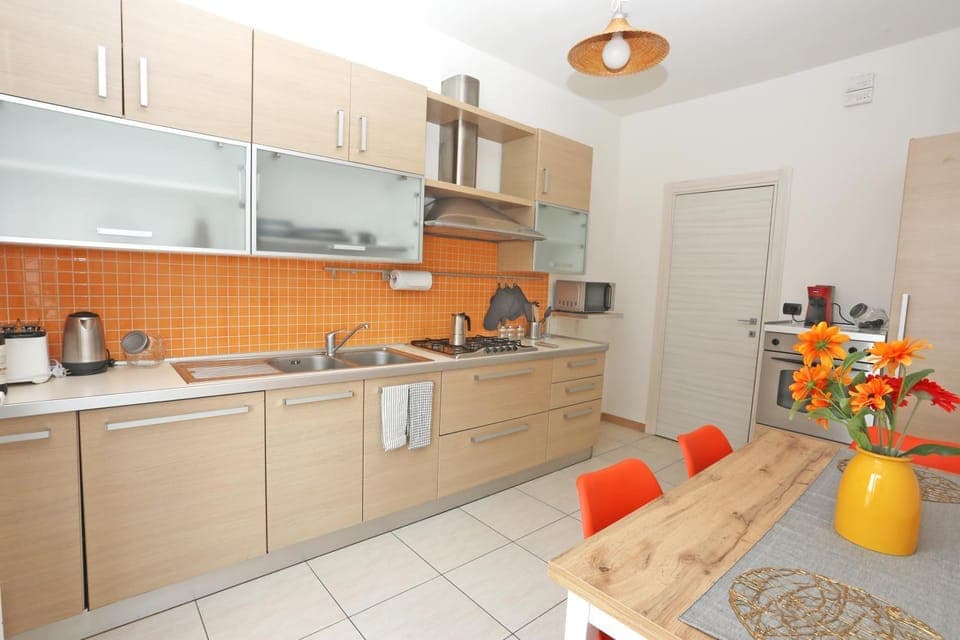 Coffee/tea facilities, Kitchen or kitchenette, Dining area, dishwasher, stove, toaster