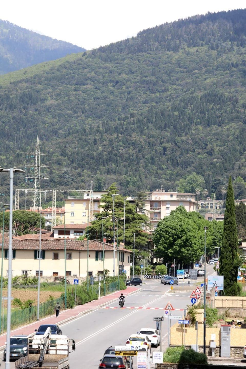 Day, Neighbourhood, Natural landscape, Mountain view, Street view, Location