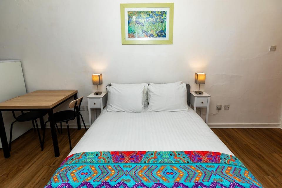 Bed, Seating area, furniture