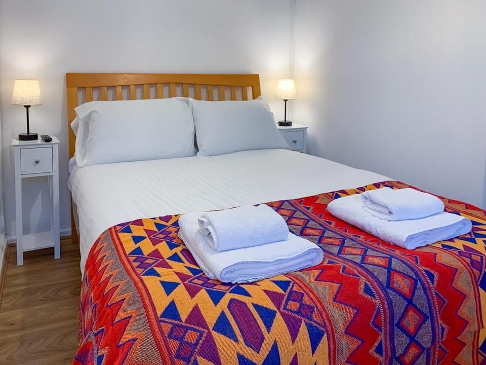 Bed, Bedroom, towels