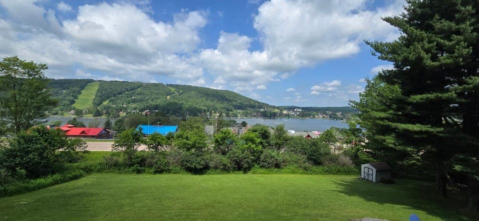 Bourbon Sunsets- 3-bedroom Dog-friendly home with Hot Tub and Gorgeous Views! House in McHenry