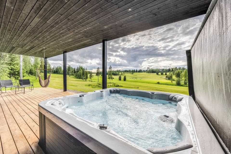 Patio, Day, Natural landscape, Hot Tub