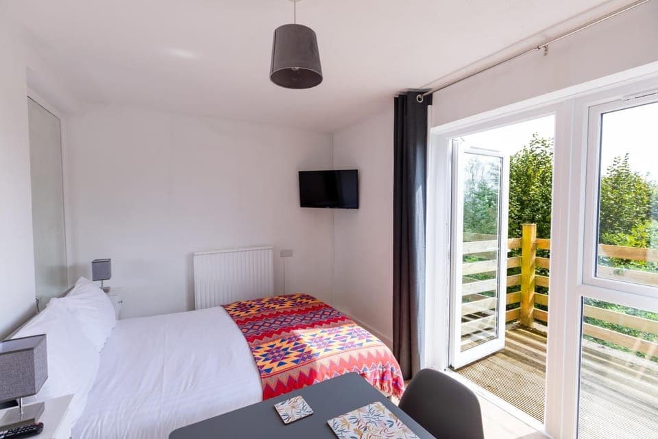 Bed, TV and multimedia, Balcony/Terrace, Living room, Photo of the whole room, Seating area, Bedroom