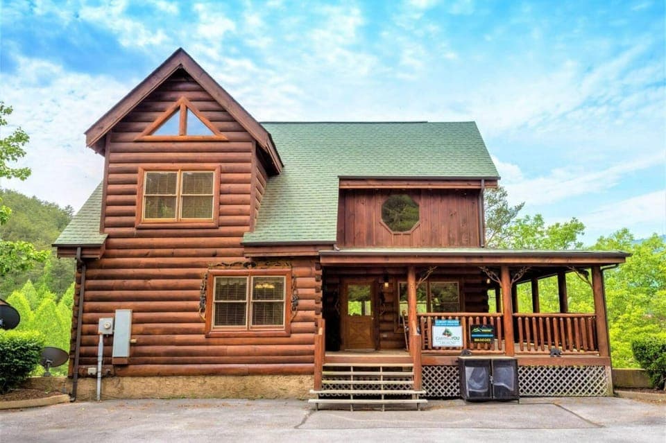 Almost Heaven - Pool Table, Arcades, Outdoor Hot Tub, Community Putt-Putt + Pool Access House in Pigeon Forge