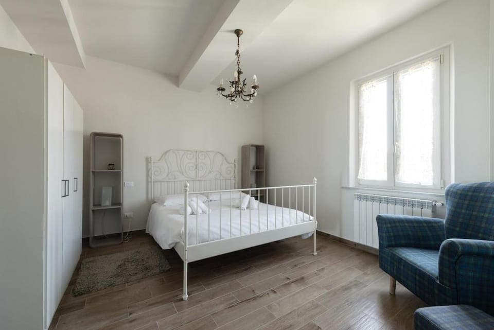 Bed, Living room, Photo of the whole room, Seating area, Bedroom, cot