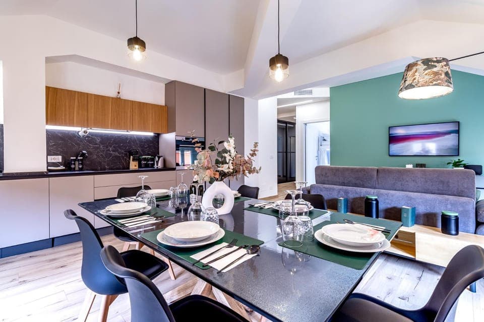 Kitchen or kitchenette, Living room, Seating area, Dining area, Food, stove