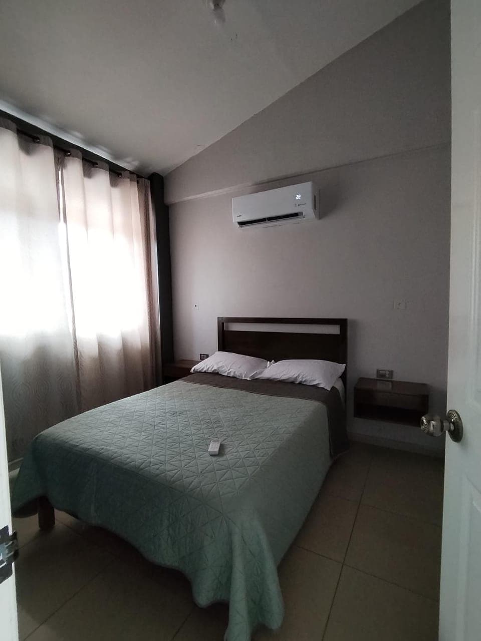 Bedroom, air conditioner