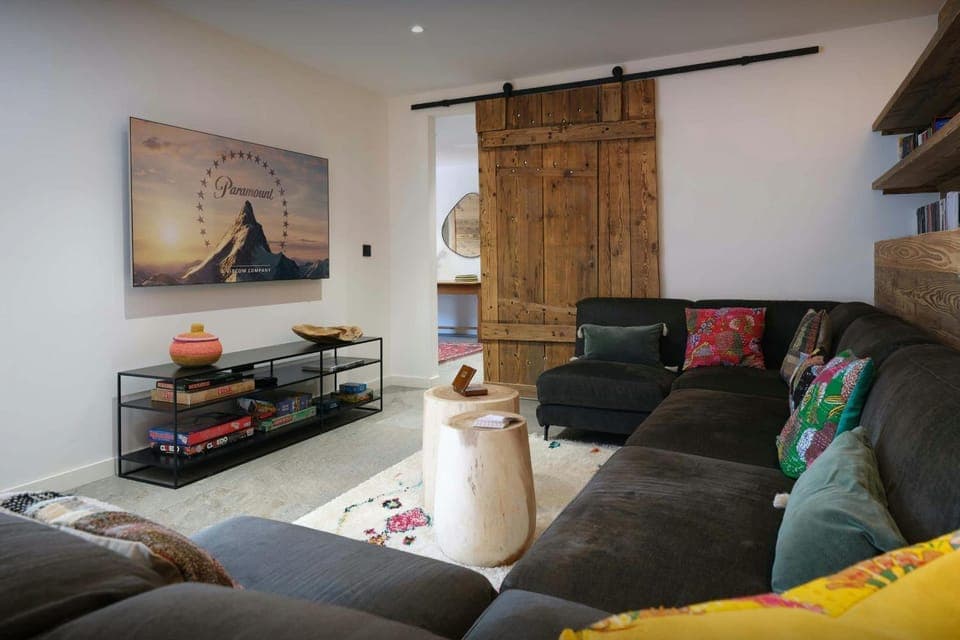 TV and multimedia, Seating area