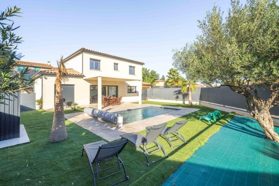 Property building, Garden, Garden view, Swimming pool