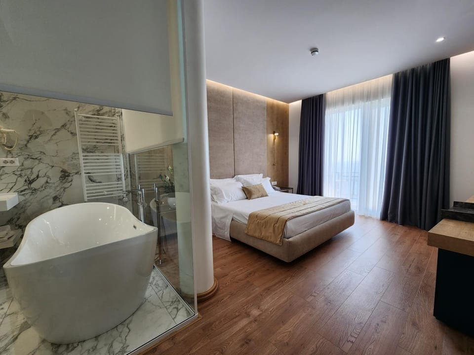 Bed, Bathroom, Photo of the whole room, Bedroom, Bath, towels