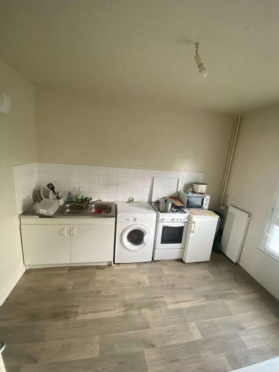 Kitchen or kitchenette, oven, stove, washing machine, dryer