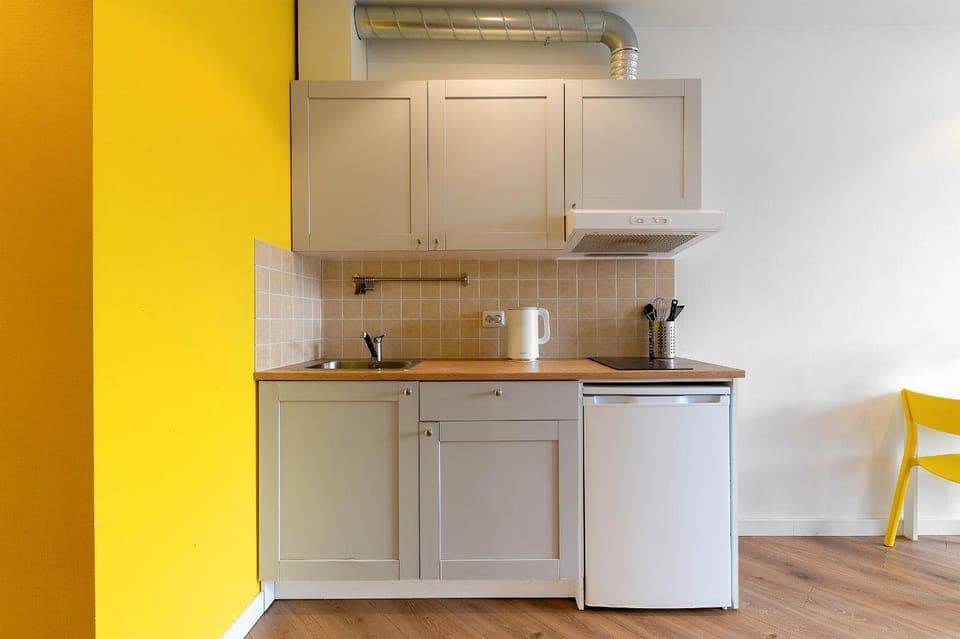 Photo of the whole room, kitchen