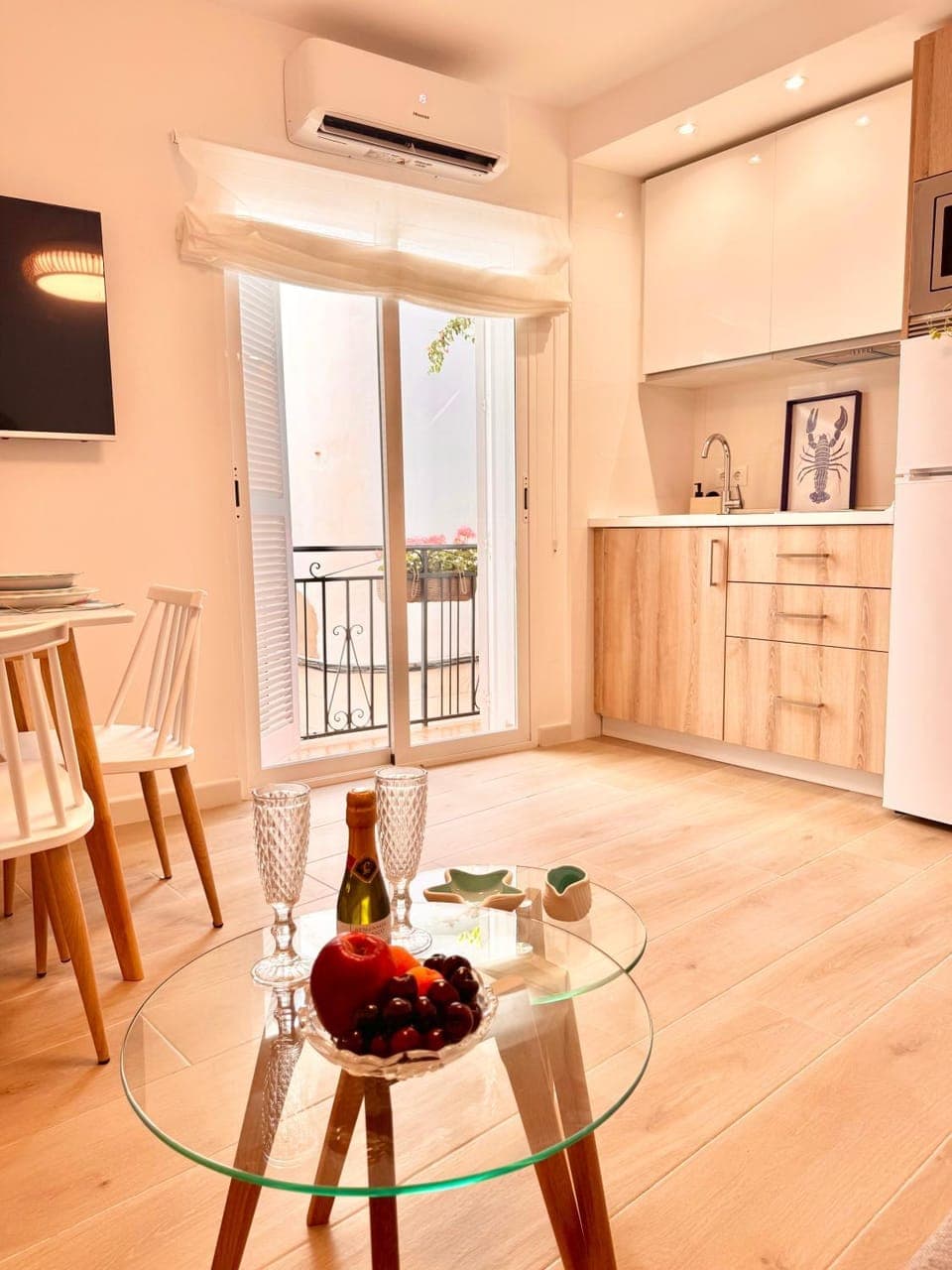 TV and multimedia, Balcony/Terrace, Kitchen or kitchenette, Dining area, air conditioner