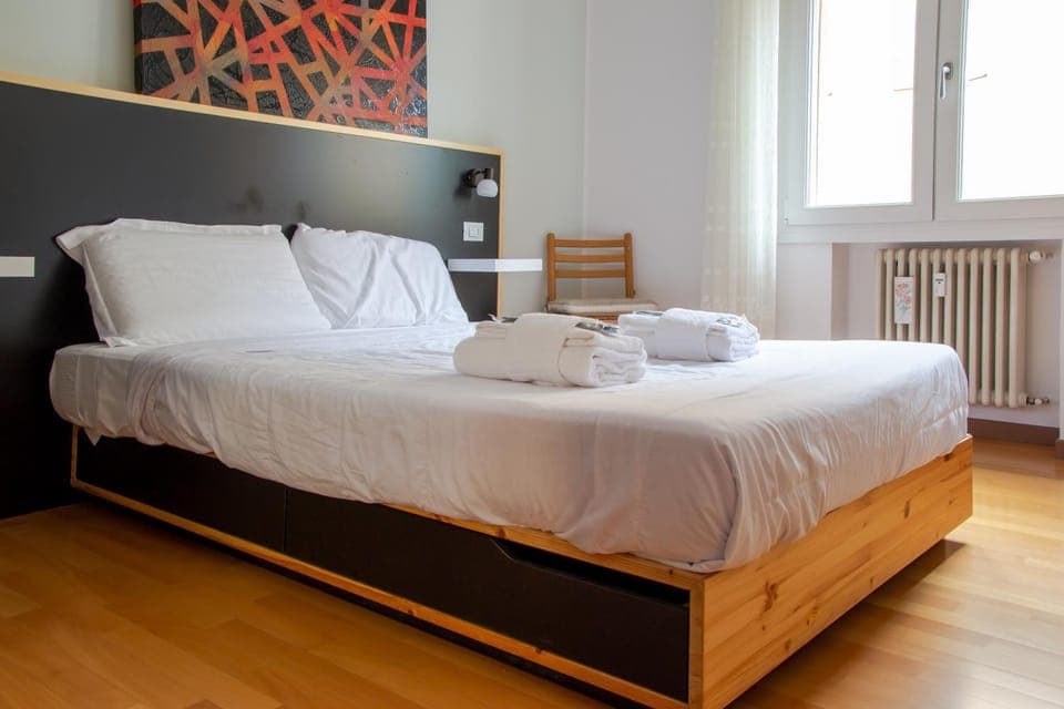 Bed, Photo of the whole room, Bedroom, towels