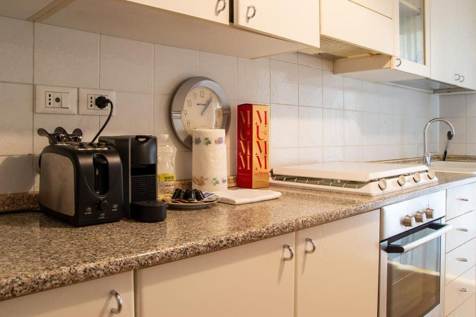 Coffee/tea facilities, Kitchen or kitchenette, oven, stove, toaster