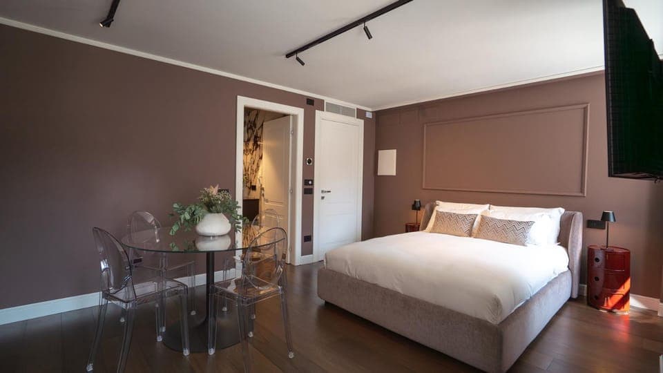 Bed, TV and multimedia, Photo of the whole room, Seating area, Bedroom