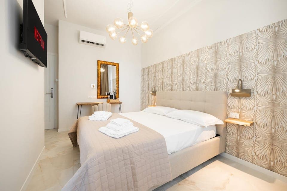 Bed, TV and multimedia, Photo of the whole room, Bedroom, towels, air conditioner