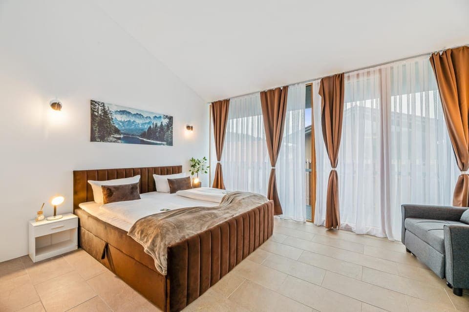 Bed, TV and multimedia, Balcony/Terrace, Balcony/Terrace, Seating area, Lake view, wardrobe