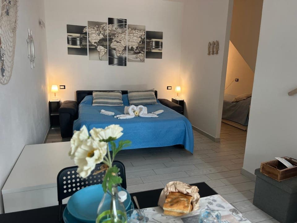 Bed, Living room, Seating area, Dining area, towels