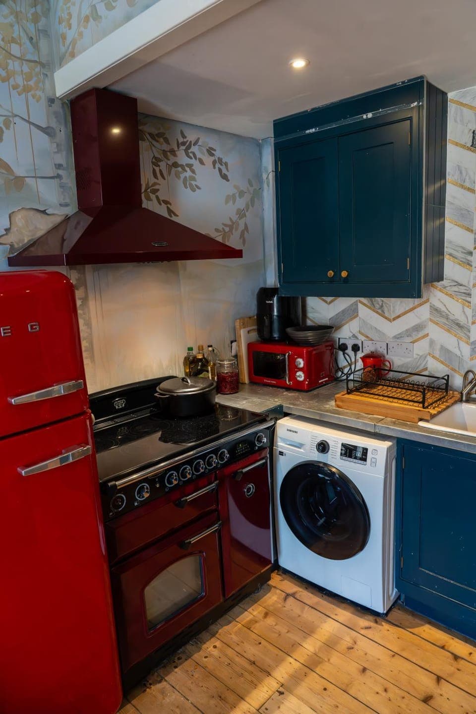 Kitchen or kitchenette, oven, pet friendly, stove, toaster, washing machine