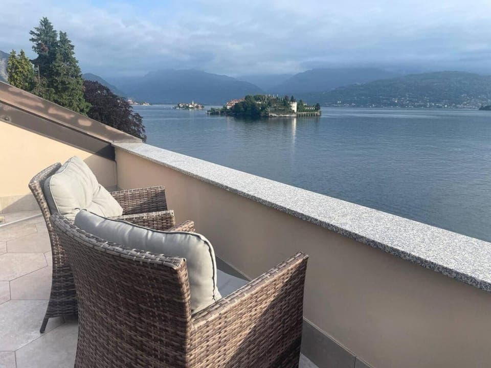 Nearby landmark, Day, Natural landscape, View (from property/room), Balcony/Terrace, Lake view, Mountain view