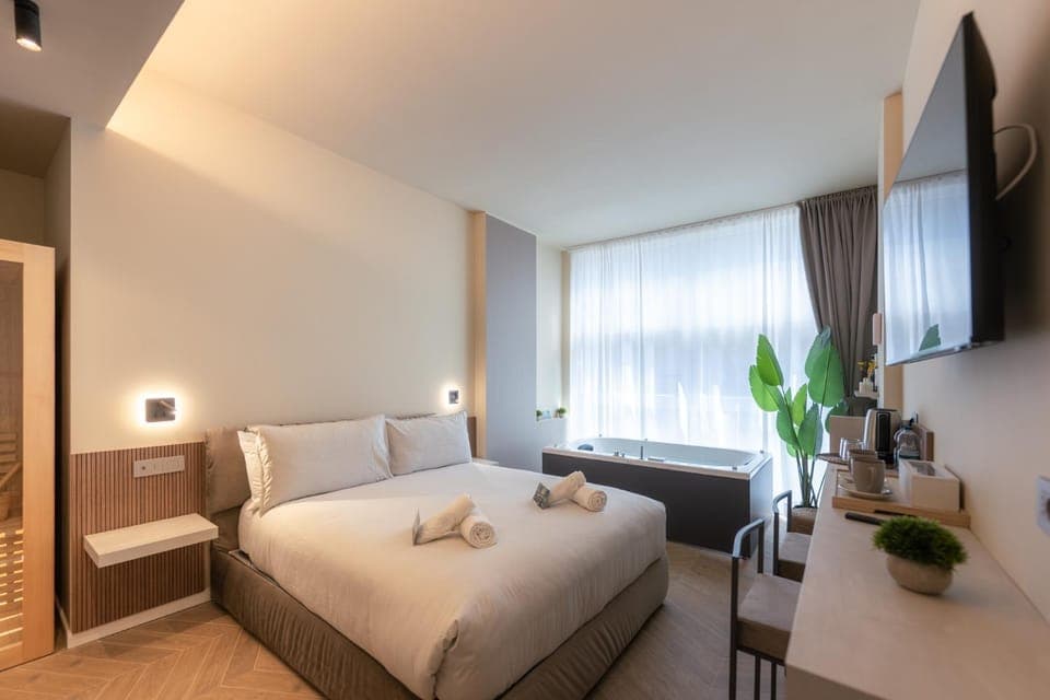 Hot Tub, Coffee/tea facilities, View (from property/room), Decorative detail, Bedroom