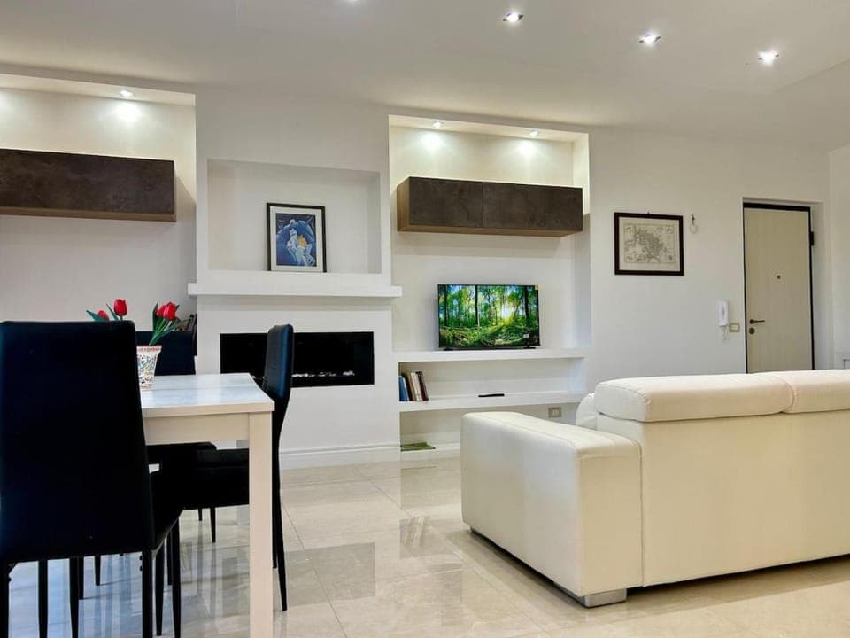 TV and multimedia, Living room, Seating area, Dining area