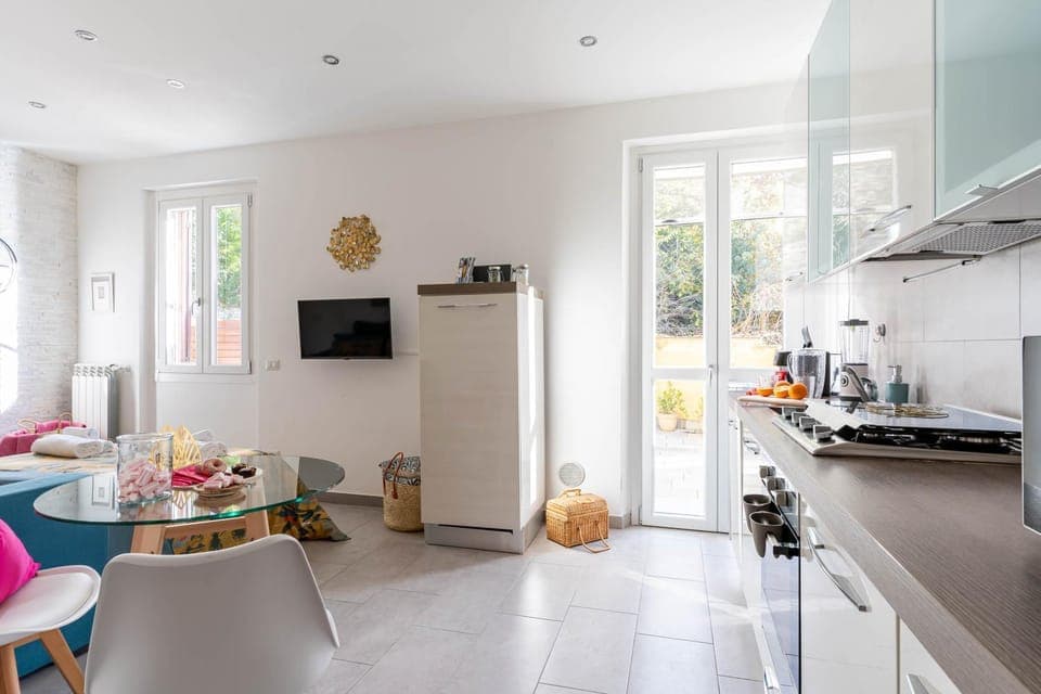 Coffee/tea facilities, Kitchen or kitchenette, Dining area, dishwasher, oven, stove, kitchen, kitchen