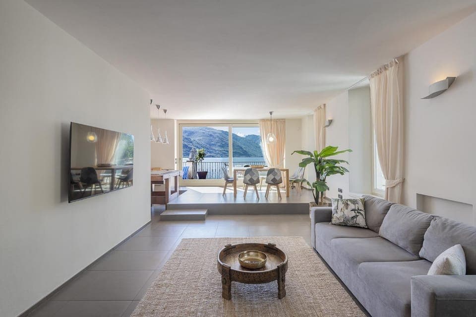 Natural landscape, TV and multimedia, Living room, Seating area, Dining area