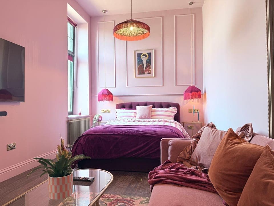 Bed, Living room, Bedroom