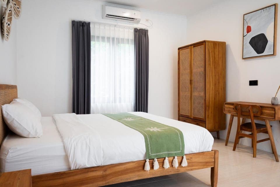 Bed, Photo of the whole room, wardrobe