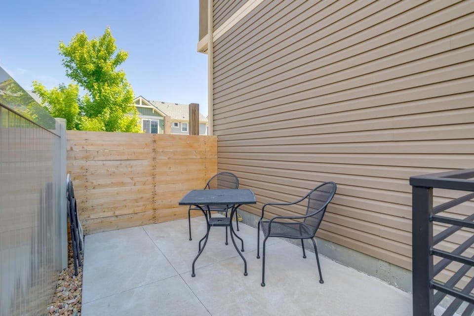 16 Mi to Dtwn Denver Modern Apt with Patio Apartment in Commerce City