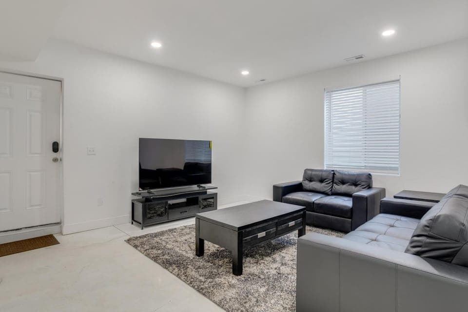 16 Mi to Dtwn Denver Modern Apt with Patio Apartment in Commerce City